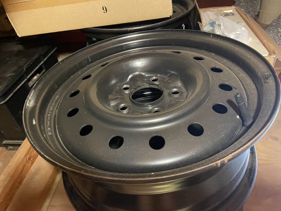 Set of 16" steel wheels with hub caps